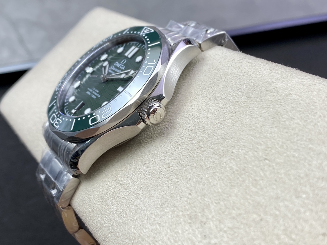 OMEGA Seamaster Diver 300M 42mm Green Dial 