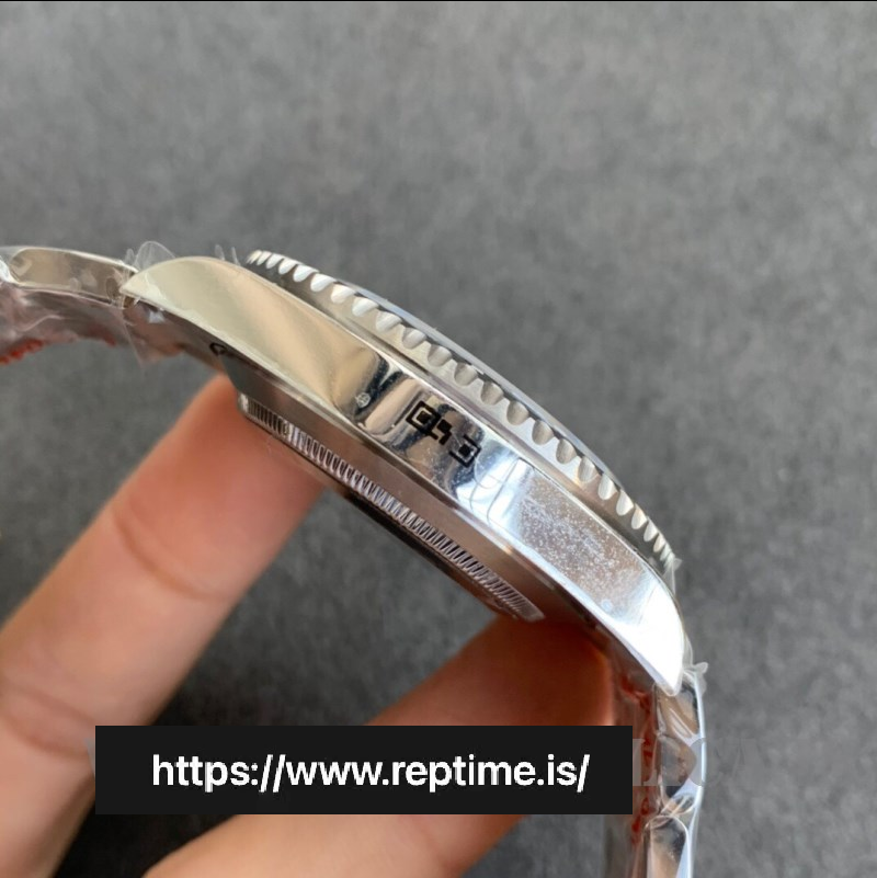Rolex Submariner 124060 Men Automatic 41MM - gallery