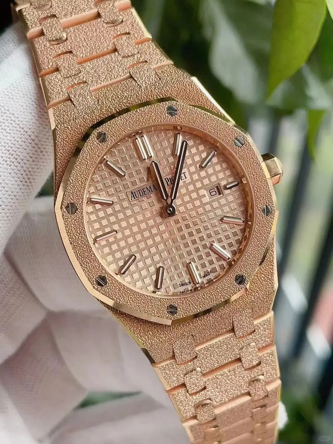 Audemars Piguet Royal Oak Frosted Gold Quartz Gold 67653OR.GG.1263OR.02 - gallery